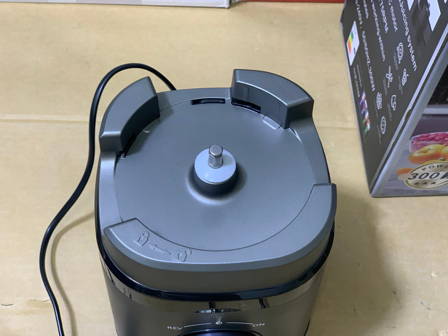 Hoffmans brand Slow Juice 300 watt and stainless steel blades Model:HM-640