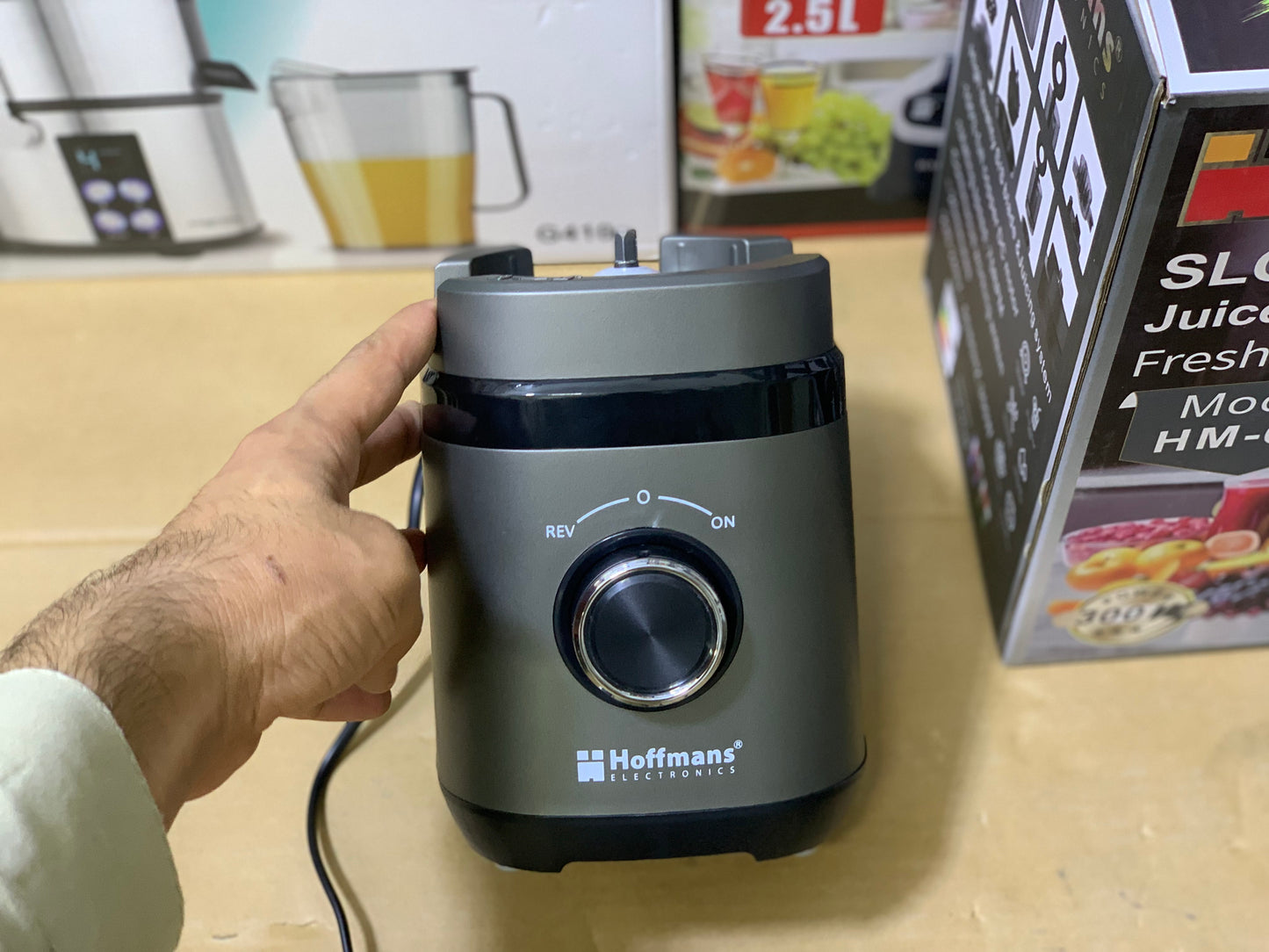 Hoffmans brand Slow Juice 300 watt and stainless steel blades Model:HM-640