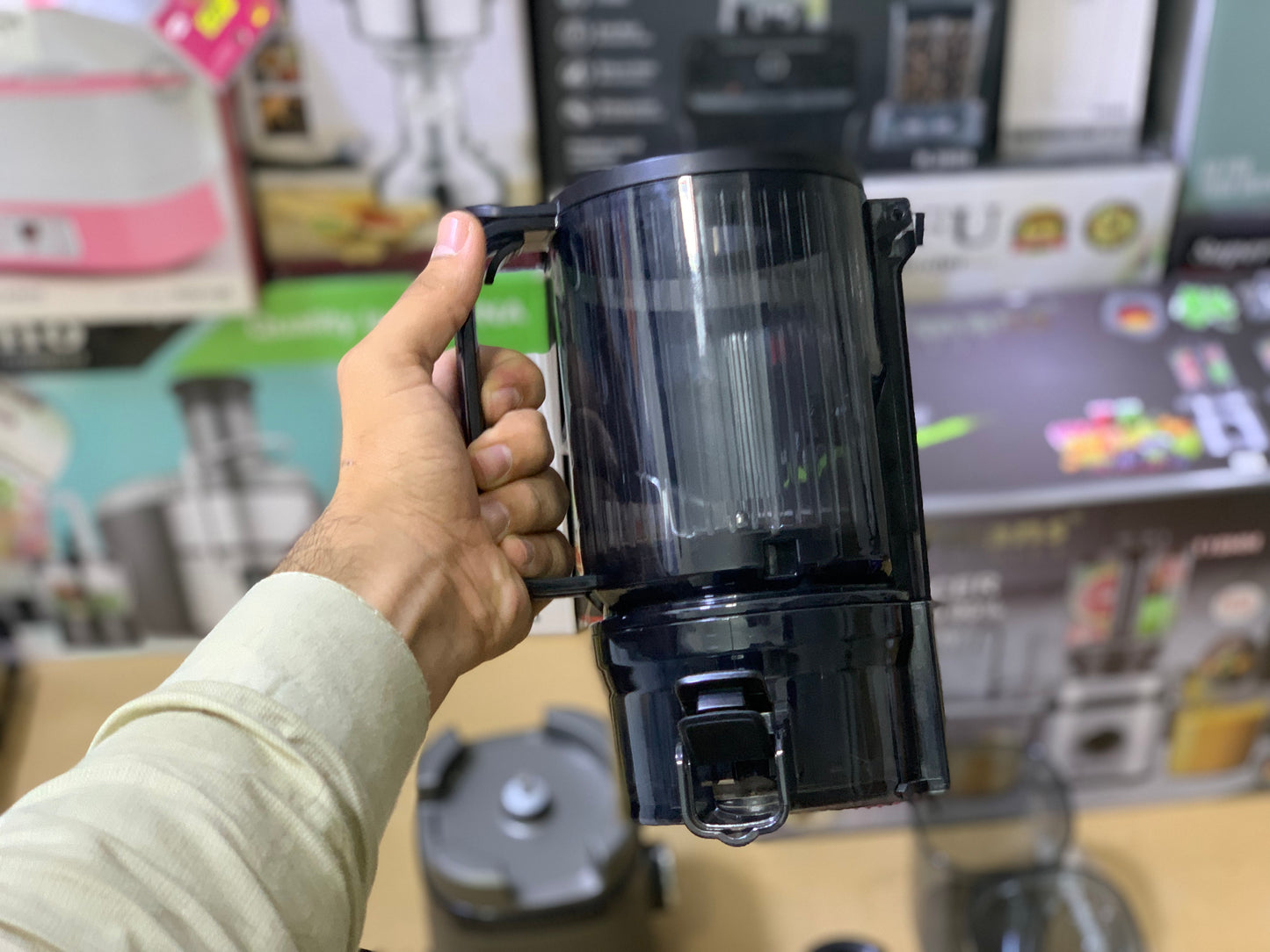 Hoffmans brand Slow Juice 300 watt and stainless steel blades Model:HM-640